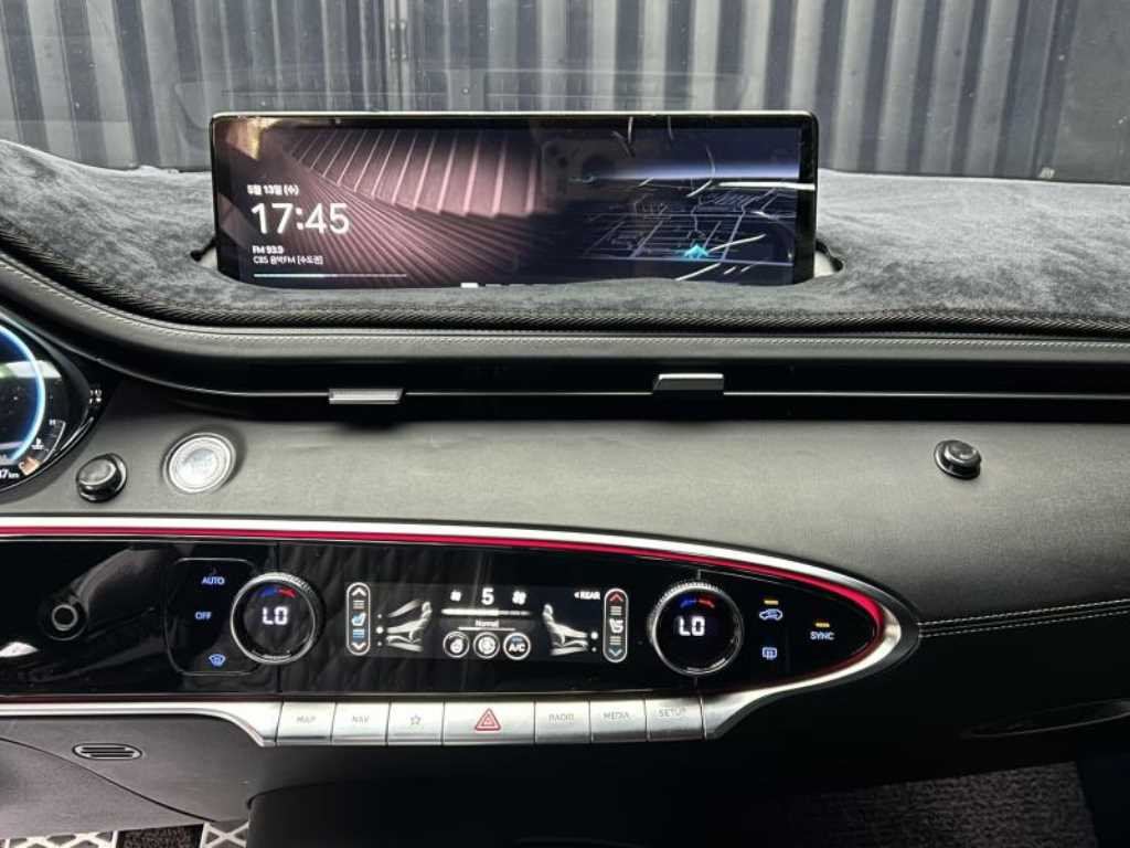 Genesis GV70 — photo 11