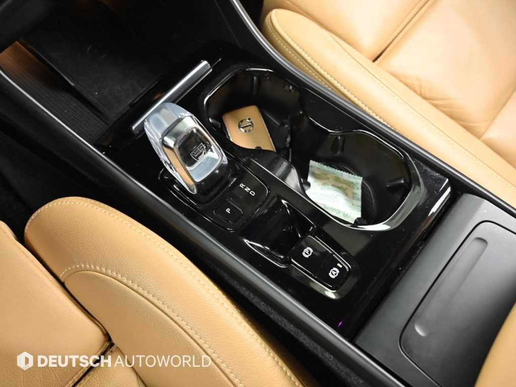 Volvo XC40 — photo 09