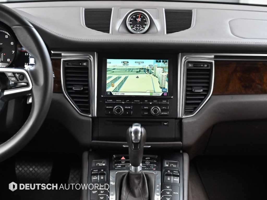 Porsche Macan — photo 14