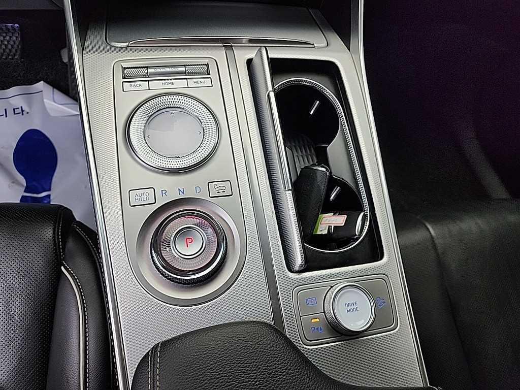Genesis GV80 — photo 08