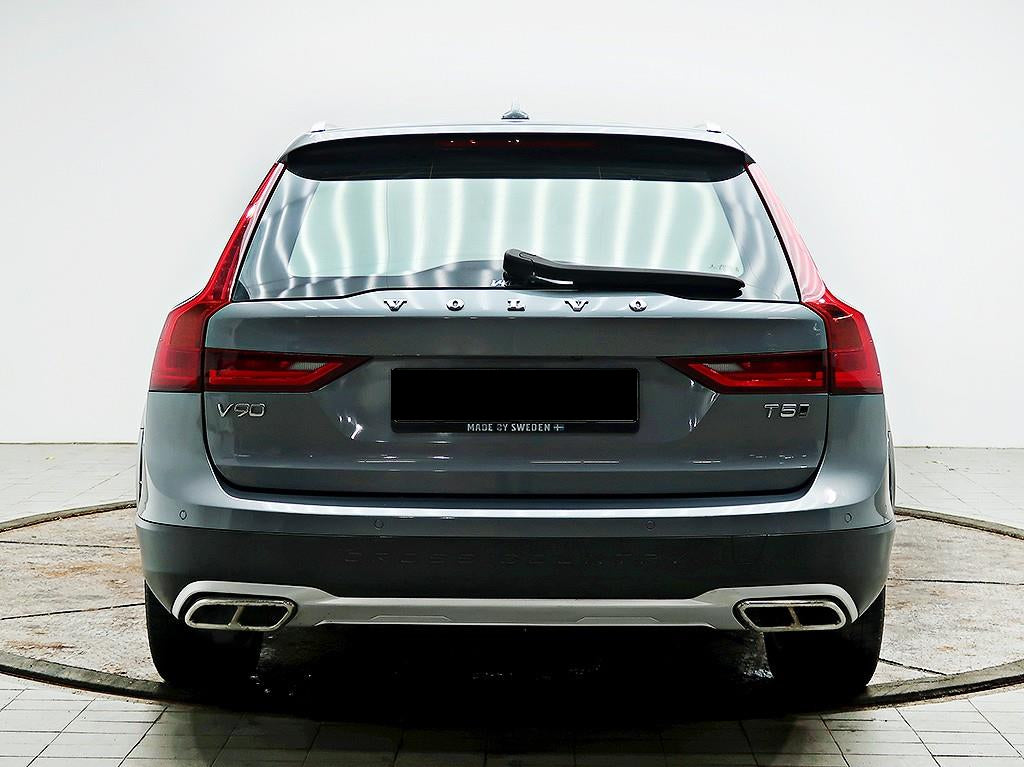 Volvo V90 — photo 03