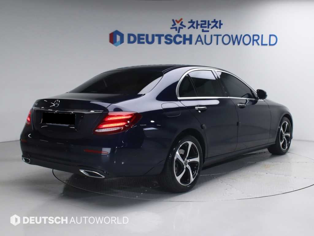 Mercedes-Benz E-Class — photo 02
