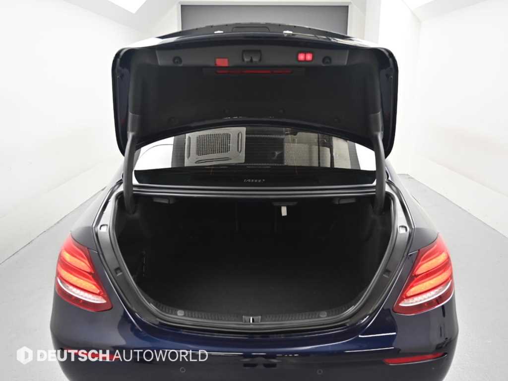 Mercedes-Benz E-Class — photo 19