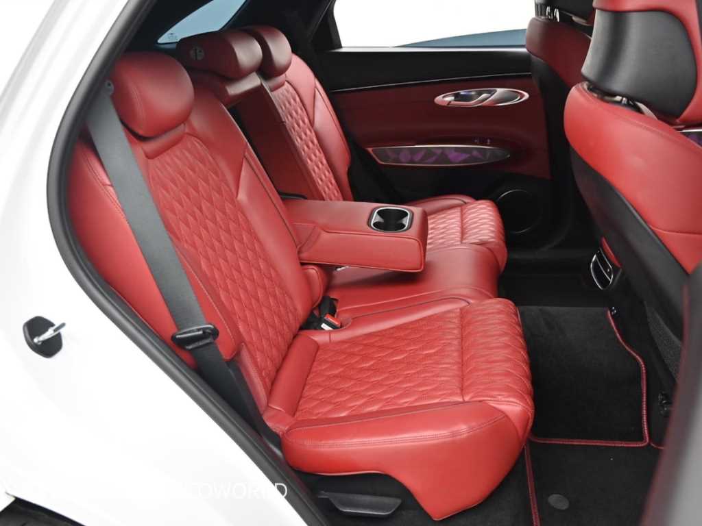 Genesis GV70 — photo 12