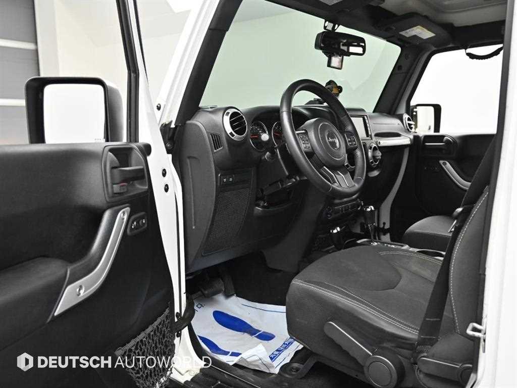 Jeep Wrangler — photo 11