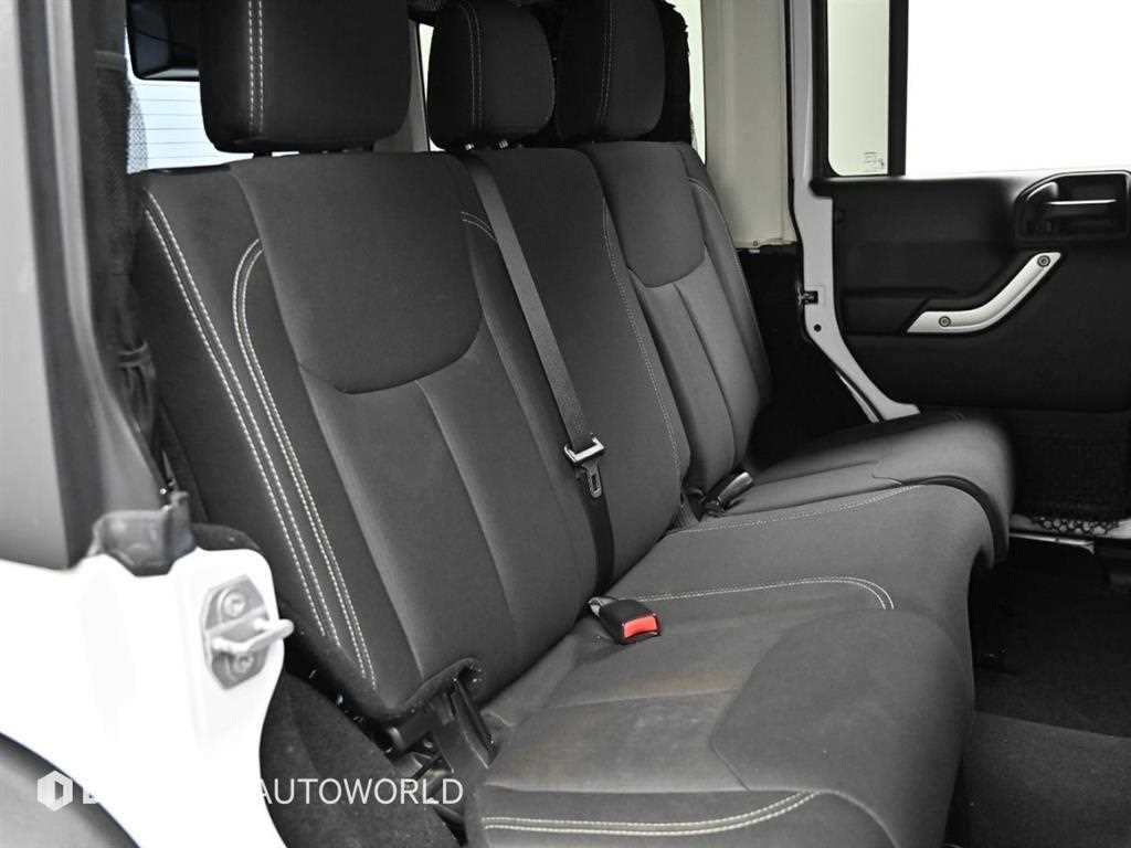Jeep Wrangler — photo 12