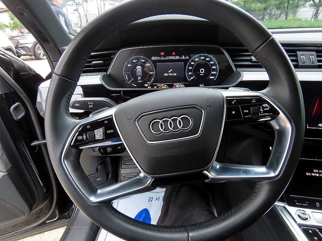 Audi e-tron — photo 08