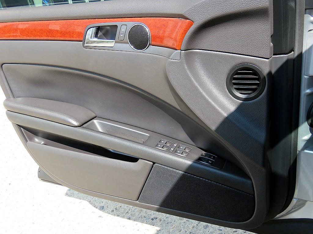 Volkswagen Phaeton — photo 11