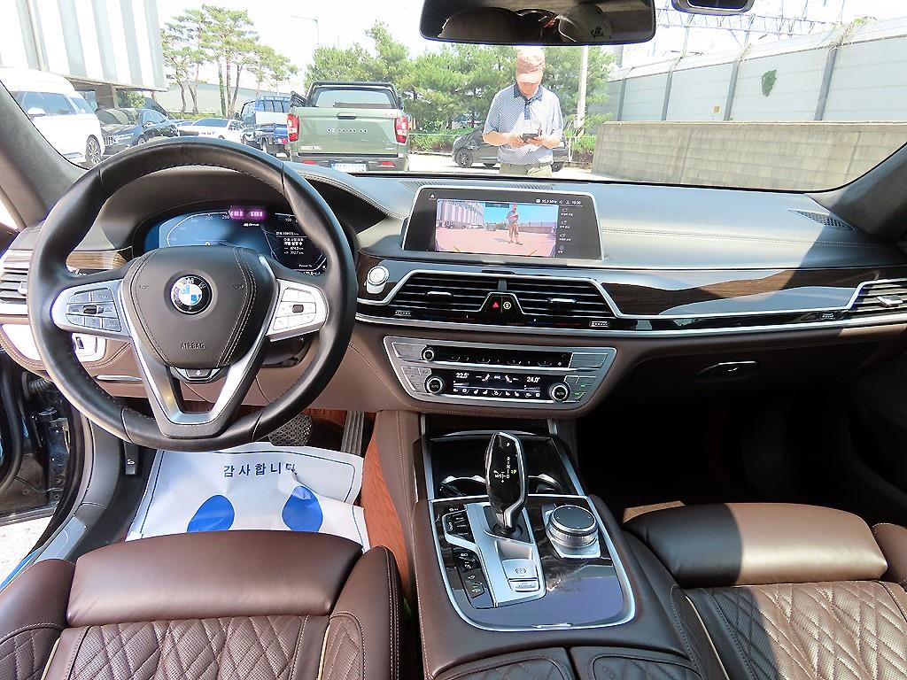 BMW 7-Series — photo 07