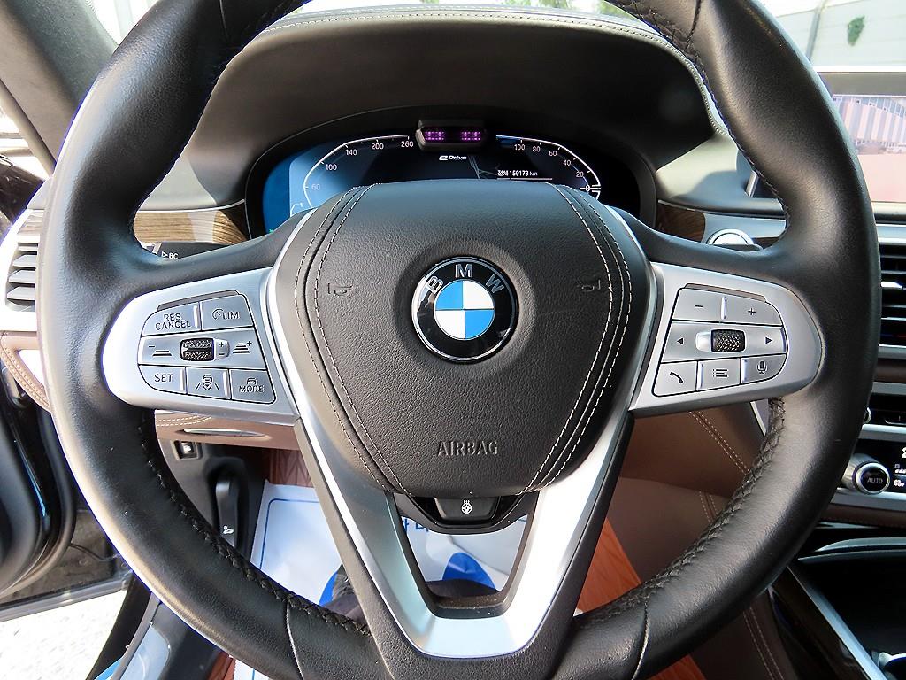 BMW 7-Series — photo 08