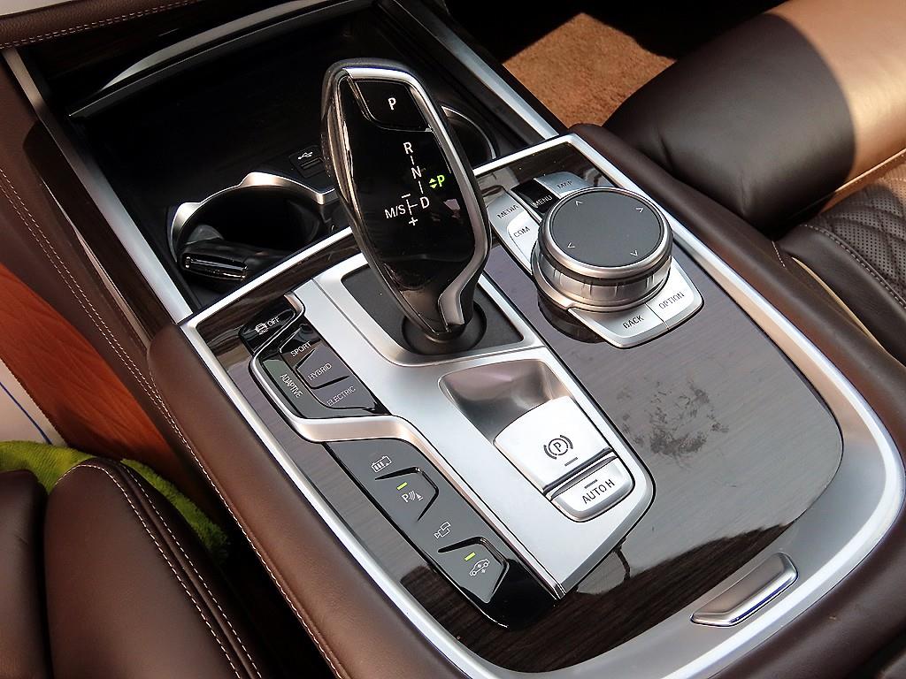 BMW 7-Series — photo 11