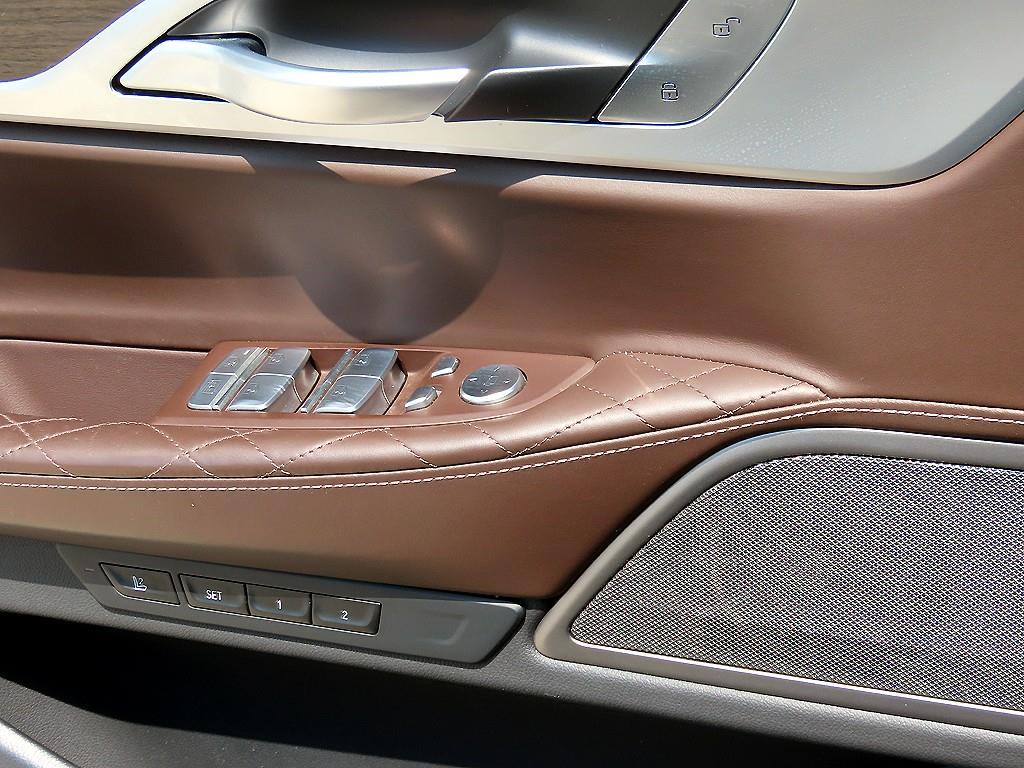 BMW 7-Series — photo 12