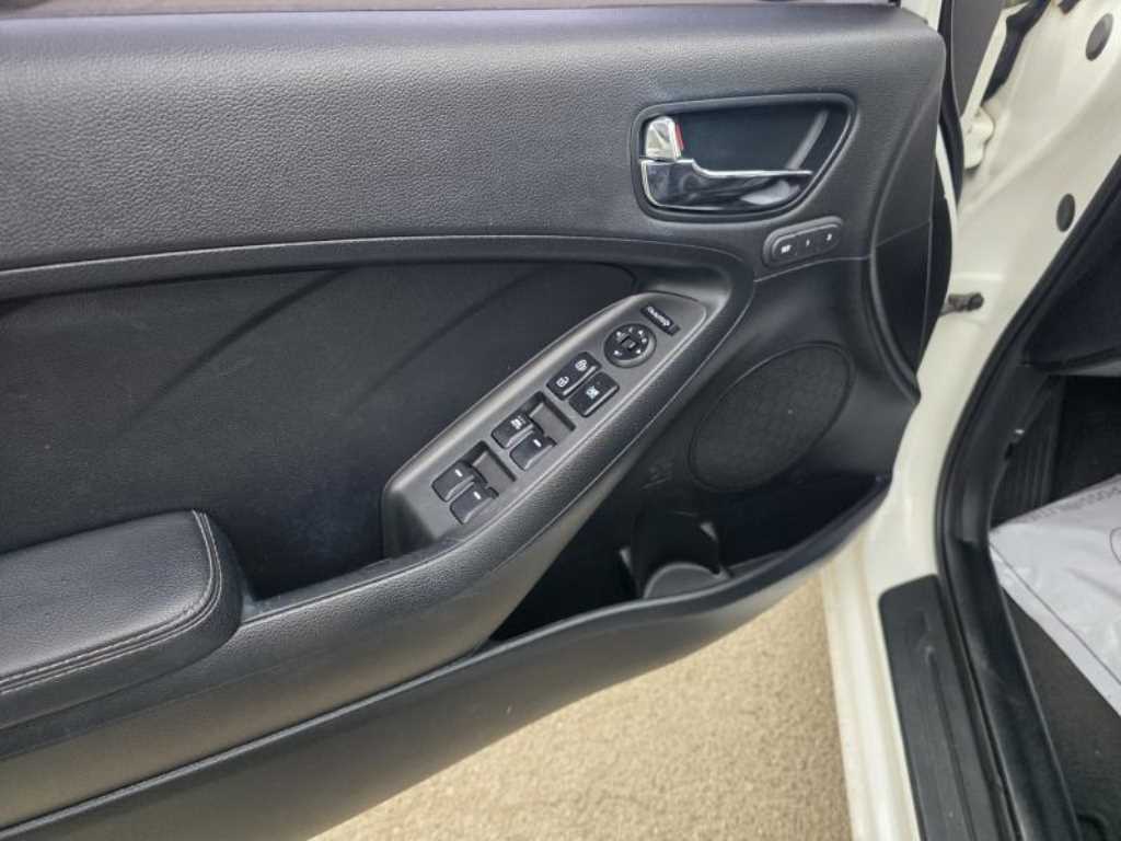 Kia K3 — photo 08