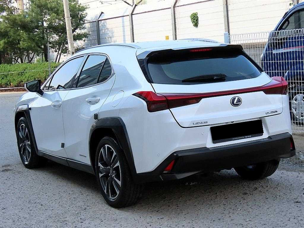 Lexus UX — photo 03