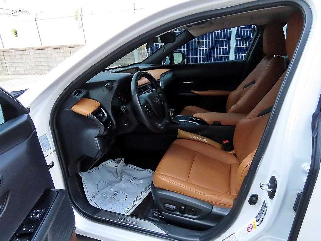 Lexus UX — photo 05