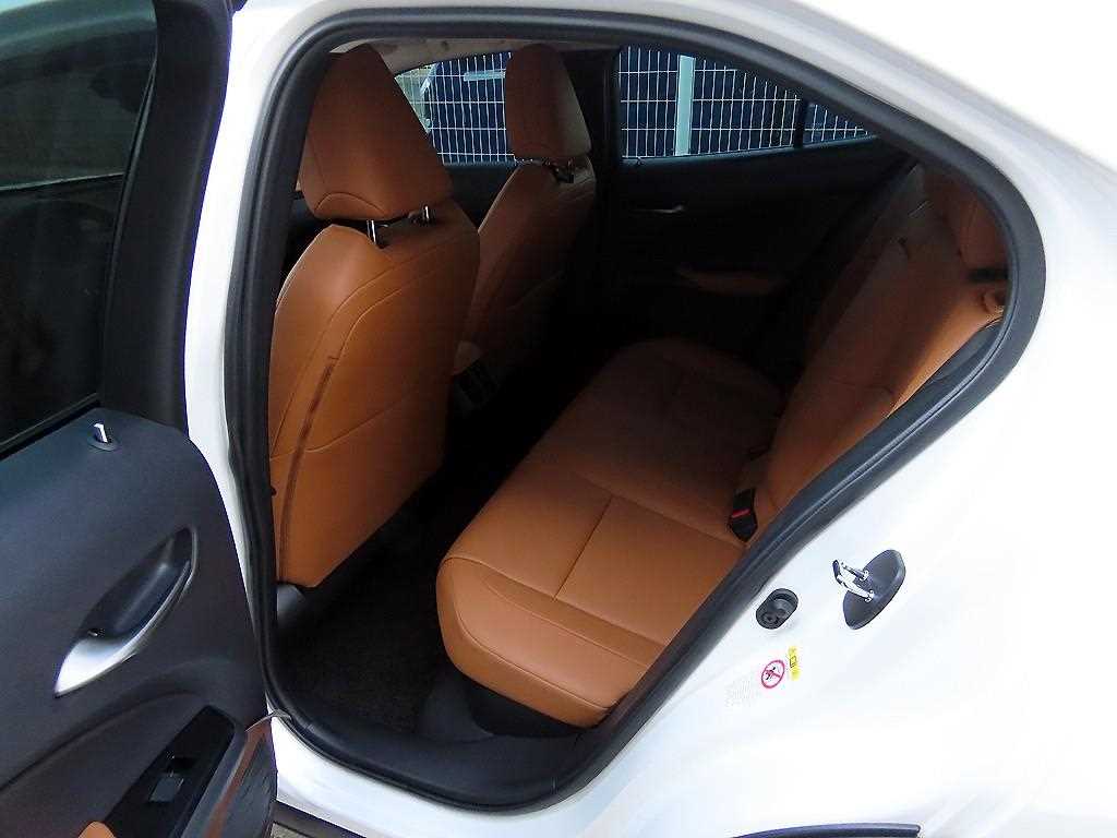 Lexus UX — photo 06