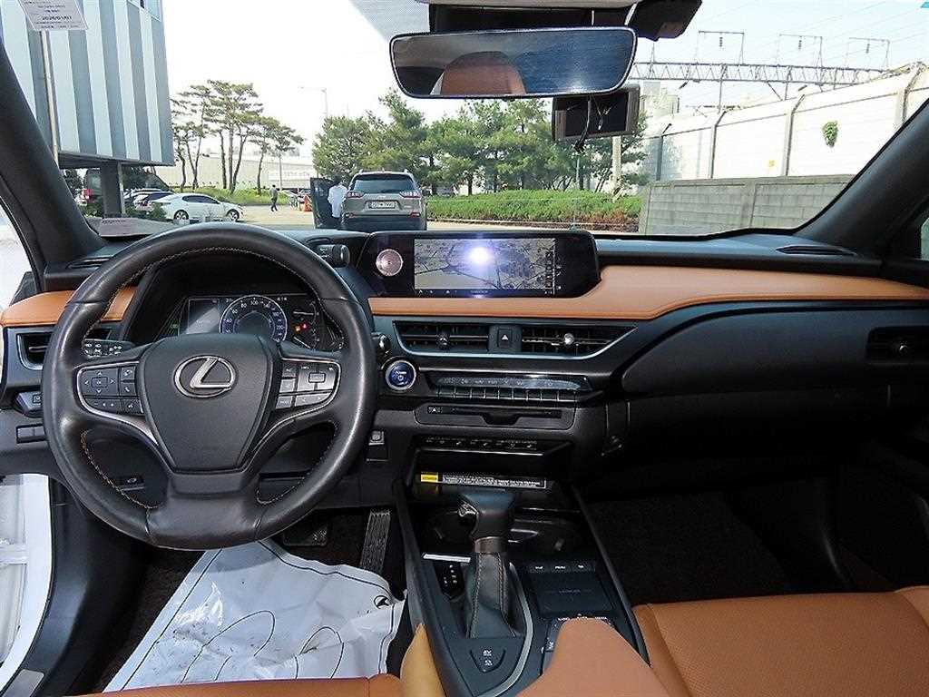 Lexus UX — photo 07