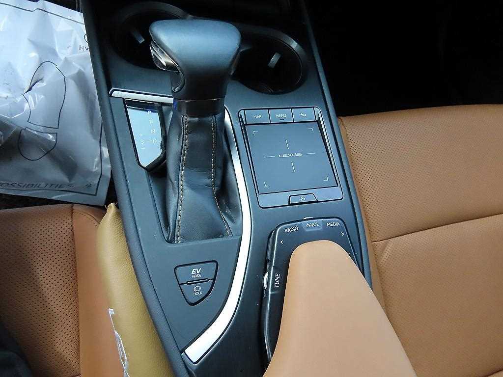 Lexus UX — photo 10