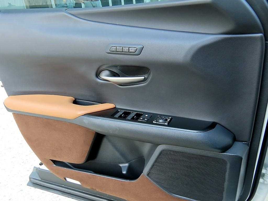 Lexus UX — photo 11