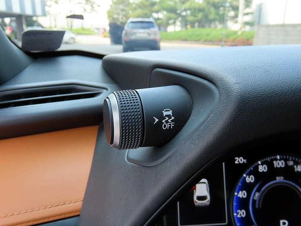 Lexus UX — photo 12
