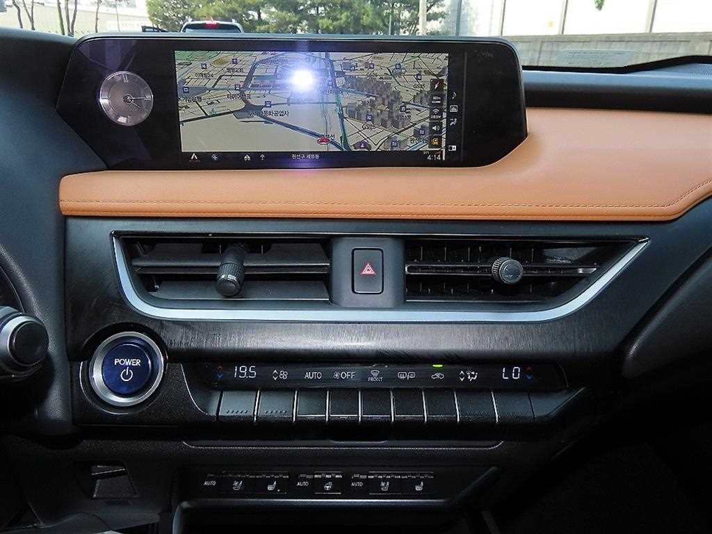 Lexus UX — photo 13