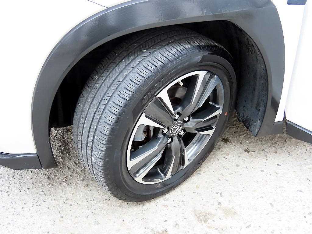 Lexus UX — photo 20