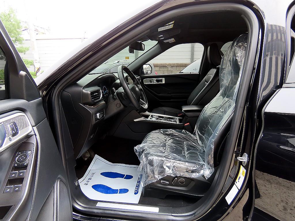 Ford Explorer — photo 05