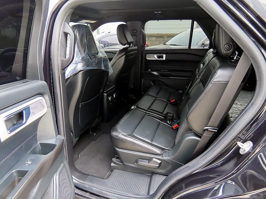 Ford Explorer — photo 06