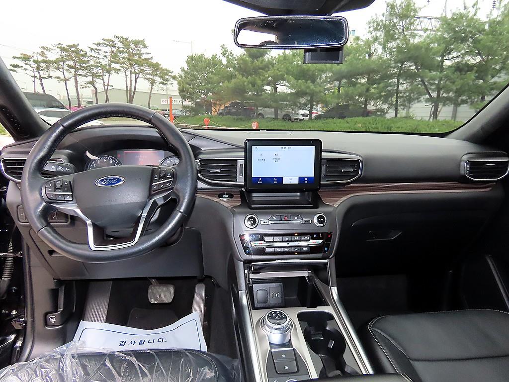 Ford Explorer — photo 07