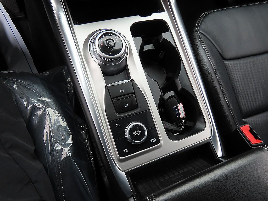 Ford Explorer — photo 10