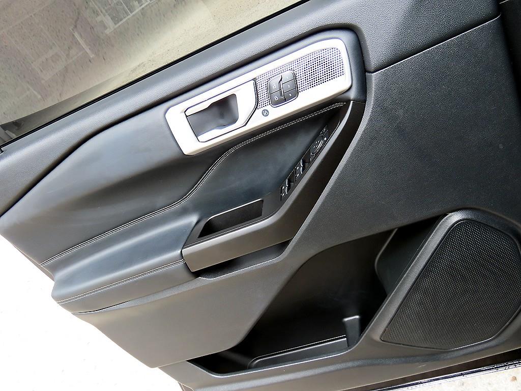 Ford Explorer — photo 11