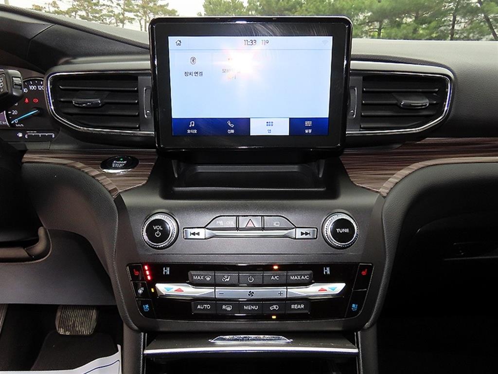Ford Explorer — photo 12