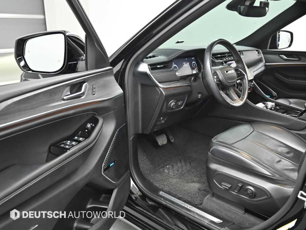 Jeep Cherokee — photo 11