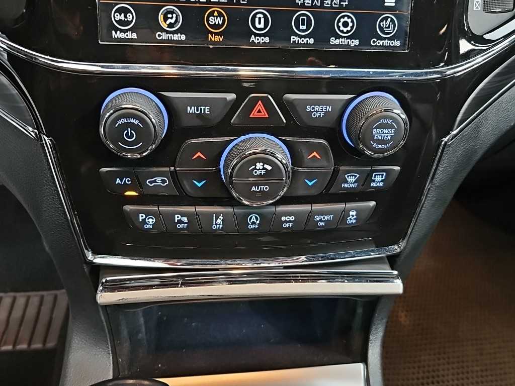 Jeep Cherokee — photo 10