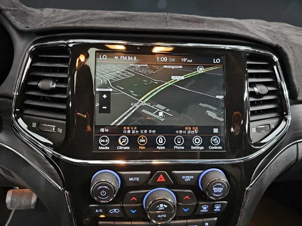 Jeep Cherokee — photo 15