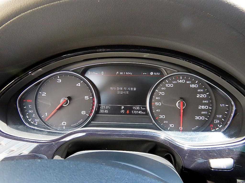 Audi A8 — photo 09