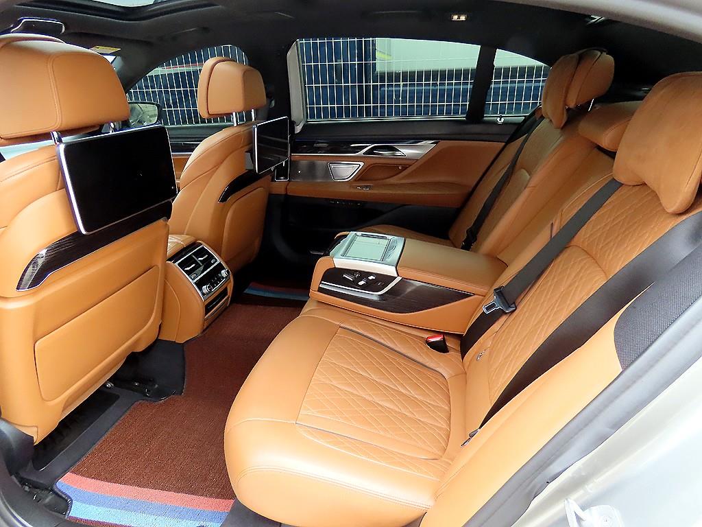 BMW 7-Series — photo 06