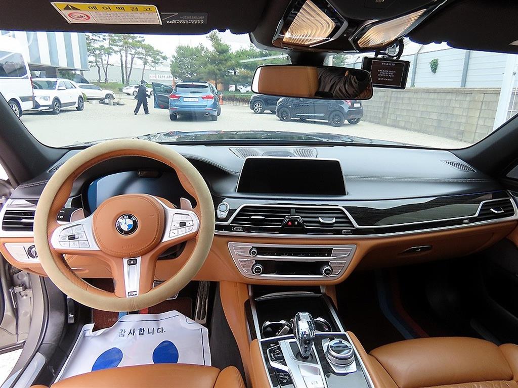 BMW 7-Series — photo 07