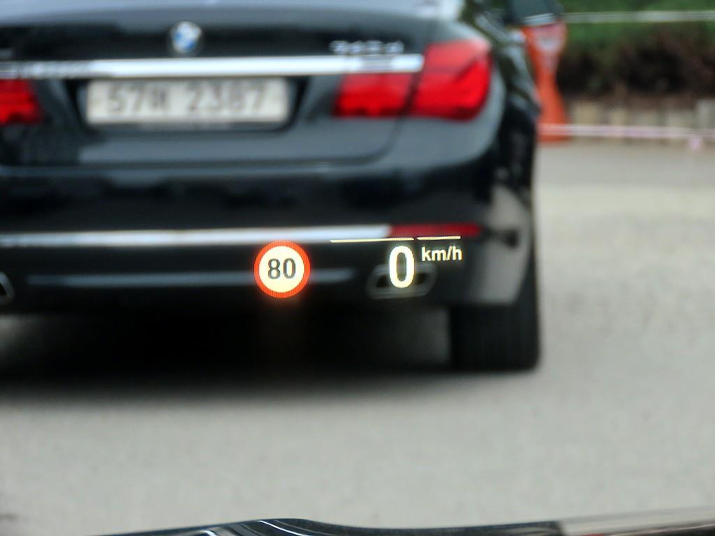 BMW 7-Series — photo 10