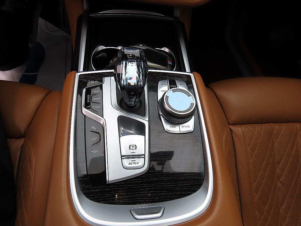 BMW 7-Series — photo 11