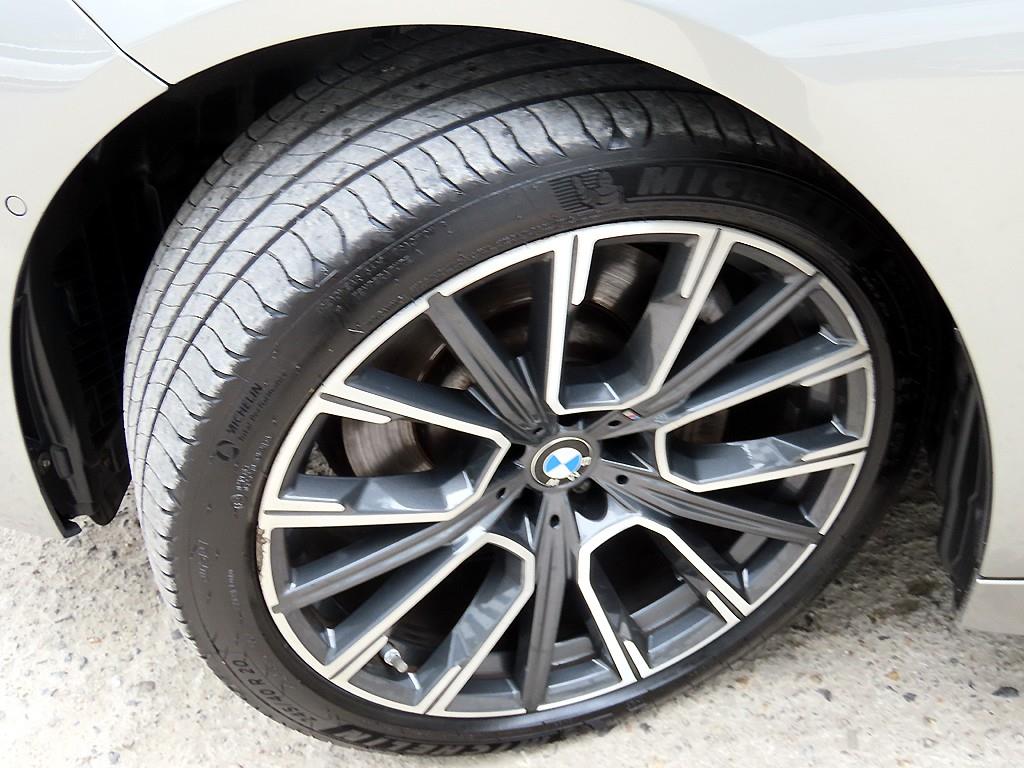 BMW 7-Series — photo 20