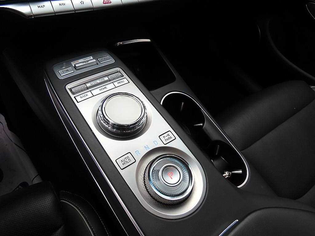Genesis GV70 — photo 11