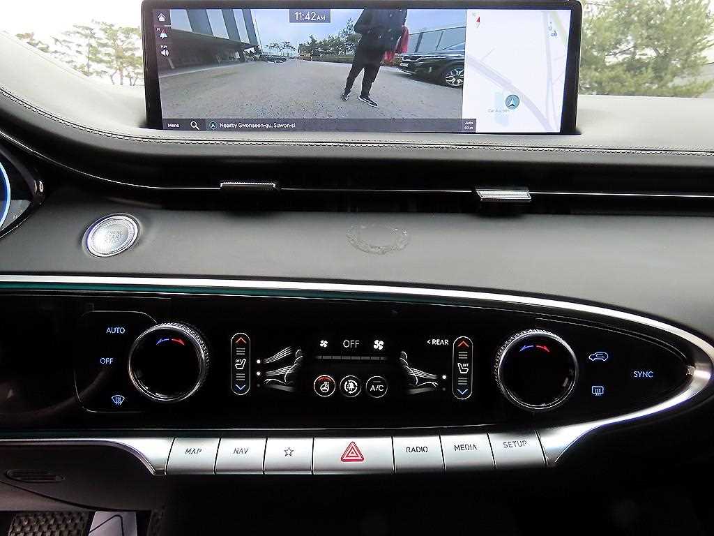 Genesis GV70 — photo 13