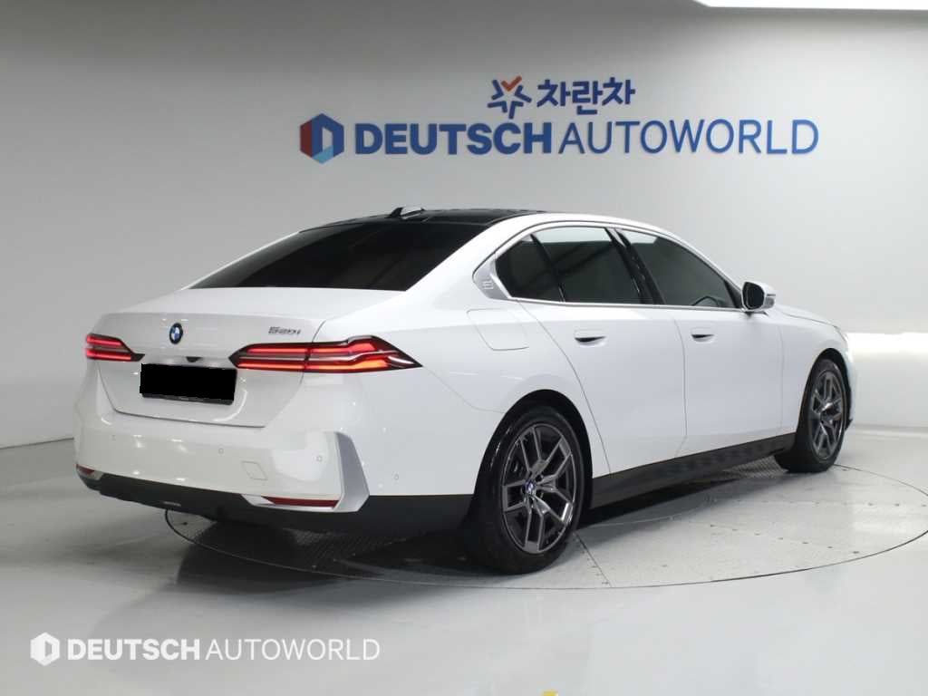 BMW 5-Series — photo 02