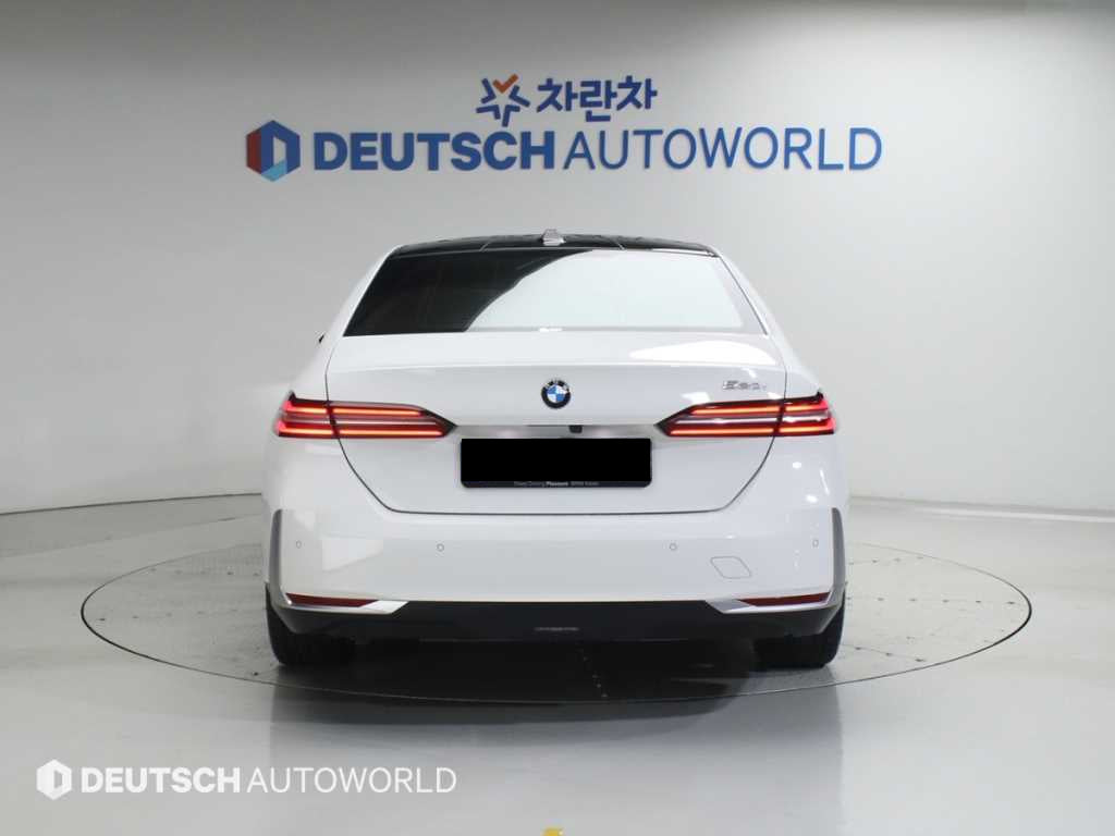 BMW 5-Series — photo 04