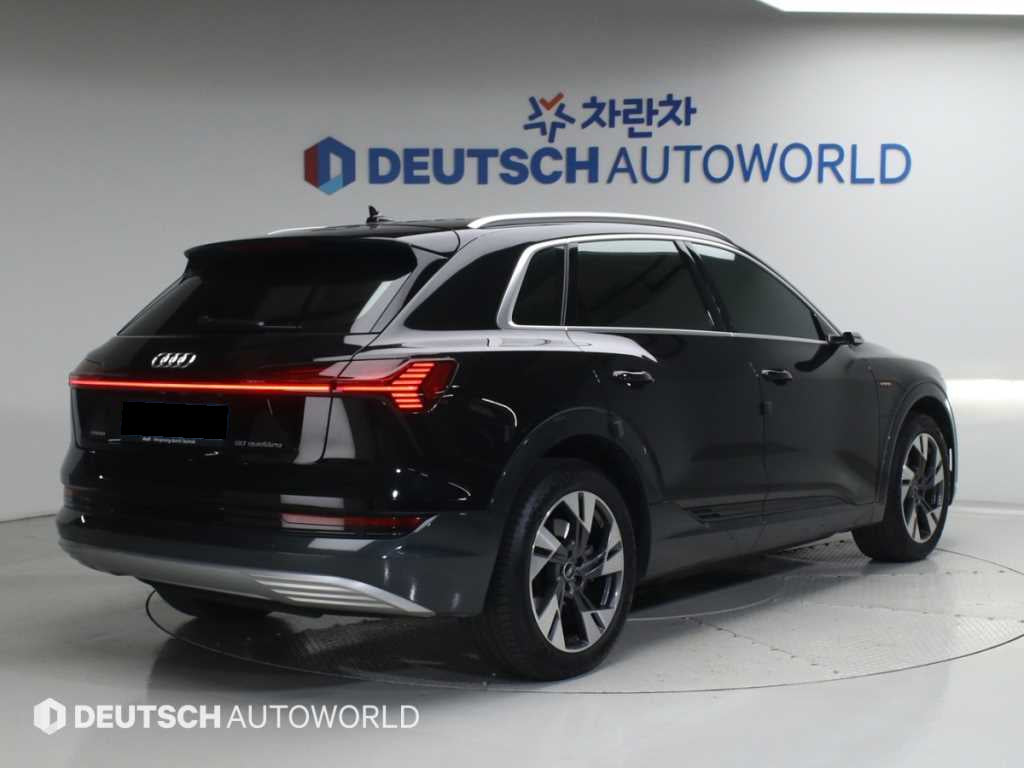 Audi e-tron — photo 02