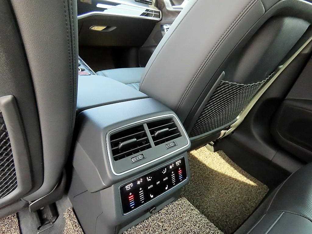 Audi A6 — photo 16