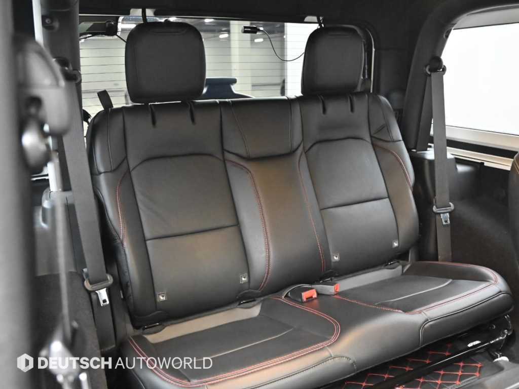 Jeep Wrangler — photo 12