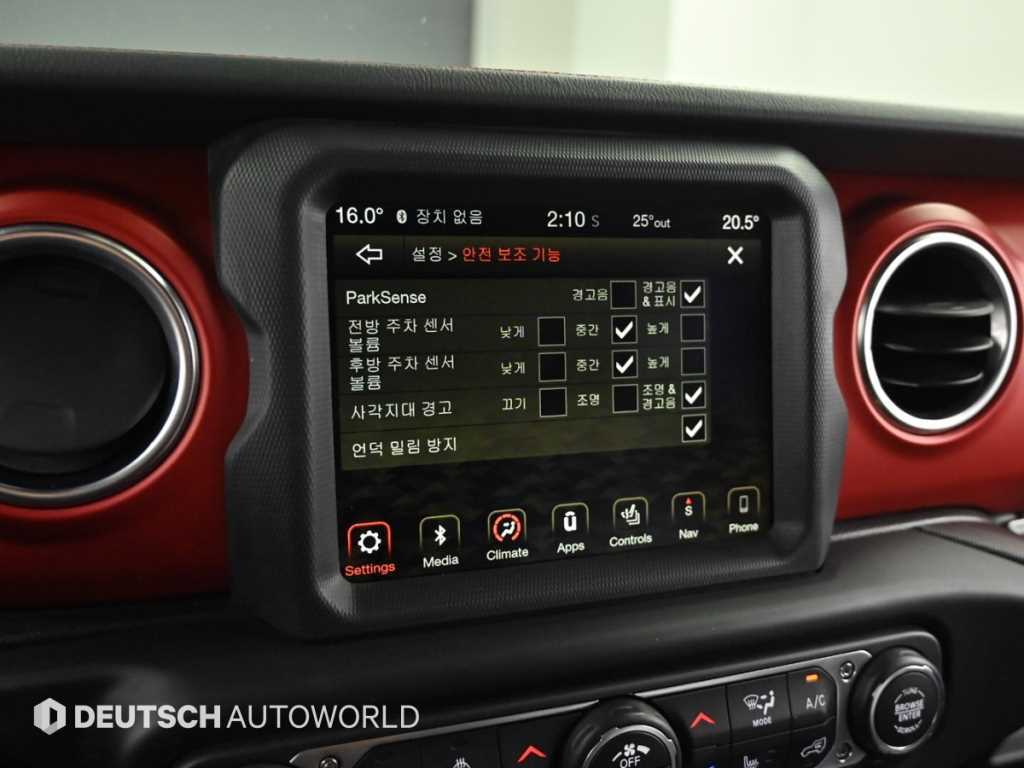 Jeep Wrangler — photo 17