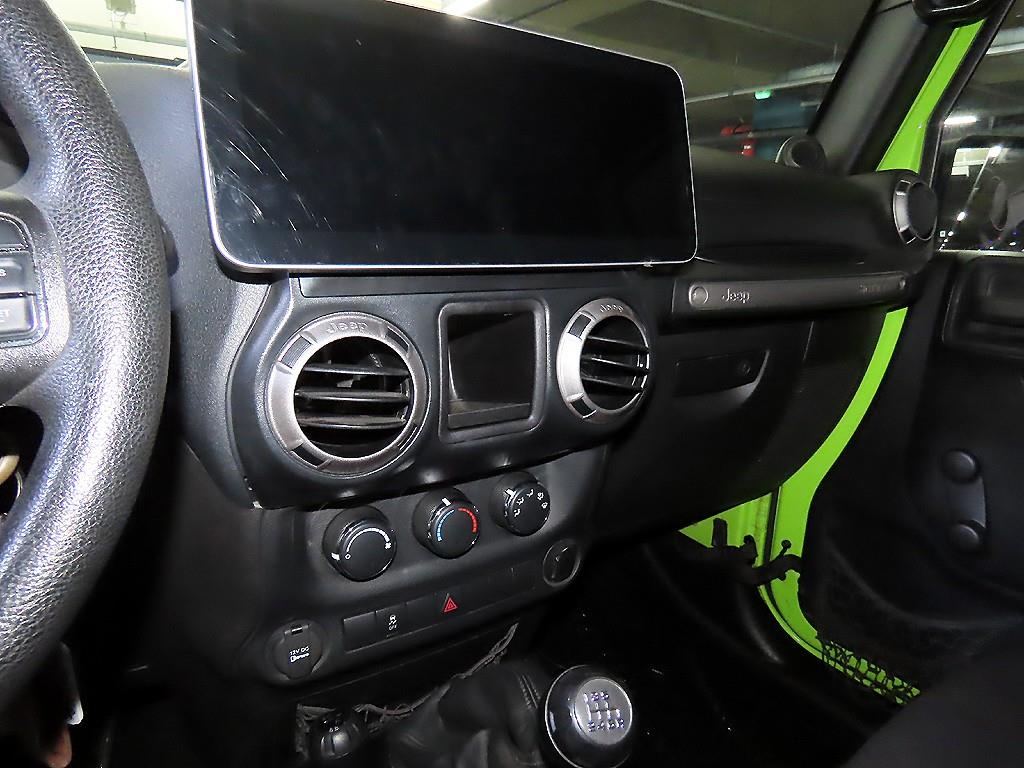 Jeep Wrangler — photo 10